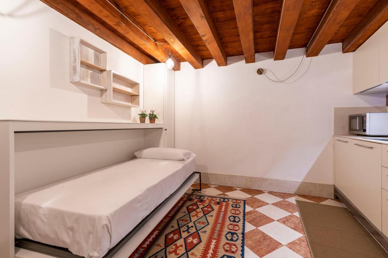 Апартаменты San Silvestro House Венеция Экстерьер фото